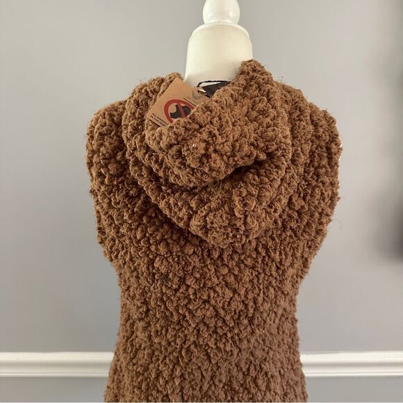 Go Coco Womens Toggle Button Vegan Fur Vest Brown Sherpa Top  size M NWT - Picture 4 of 8